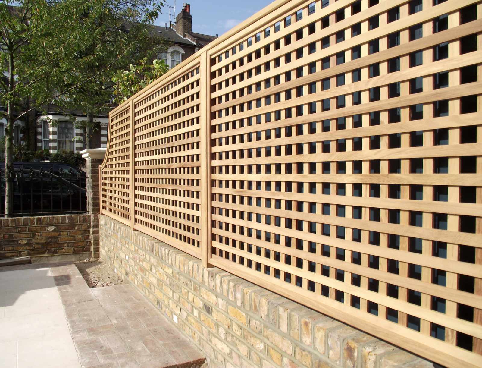 Забор из деревянной решетки